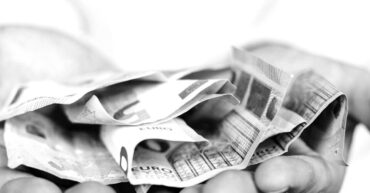 Billets de banque dans les mains d'un investisseur pour une levée de fonds